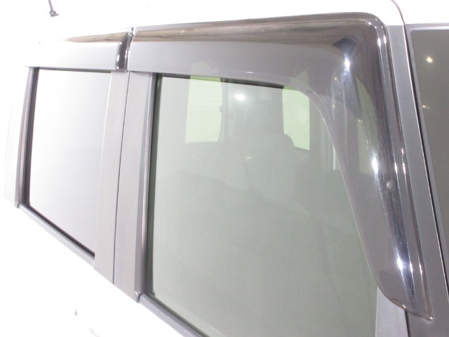 実用的で人気のオプション『ドアバイザー』が付いています！雨の日でも窓を開けて換気ができる便利な装備！付いてて良かったと思える用品です！