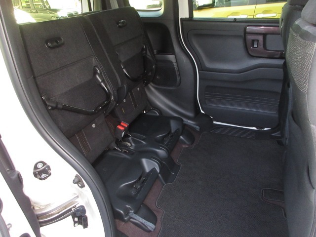 座面を跳ね上げれば、後席が背の高い空間に。駐車場などで後ろが狭く、テールゲートが開けられない時に、横から積みやすい「もうひとつの荷室」になるなど、アイデア次第で使い方が広がります。