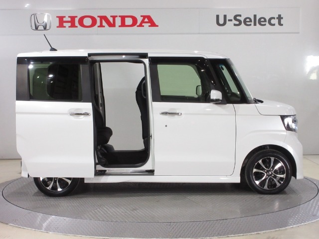 ハンドグリップ付両側電動パワースライドドアがついております。ご年配の方や小さいお子さんの乗り降りも楽々ですね。万が一ドアに手を挟んでしまっても、挟み込み防止機構が付いていて安心です！