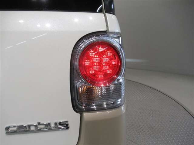 LEDテールライトです。省電力、高輝度のLEDは明るく照らすので夜間運転時の視認性を高めます。スタイリッシュな見た目で細かいところもこだわりたいあなたに！