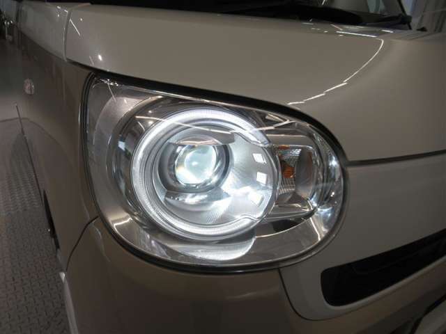 LEDヘッドライトです。デザイン性がよくとても明るいので、夜間の走行や悪天候でも安心です。しかも長寿命！