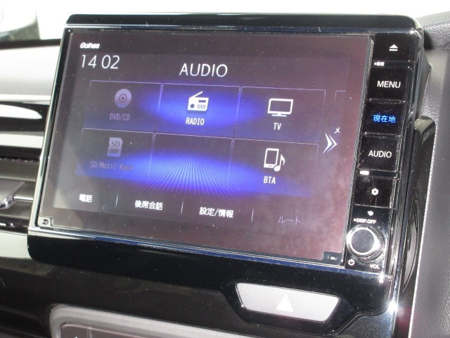 ナビゲーションはギャザズ8インチナビ（VXU-217NBi）を装着しております。AM、FM、CD、DVD再生、Bluetooth、音楽録音再生、フルセグTVがご使用いただけます。