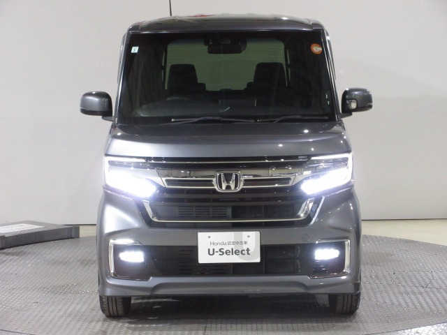 ハロゲンより明るく、より遠くまでさらなる安心感のあるLEDヘッドライトを採用。点灯忘れも防止できるオートライトコントロール機構付きです。