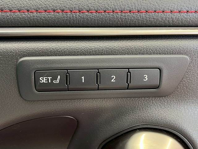 【メモリー付パワーシート】細やかな調整ができ、自分の好きな角度を記憶することもできます。体格を問わずベストポジションがとれ長距離ドライブも快適です。