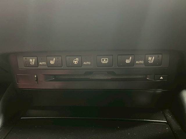 【シートヒーター＆シートクーラー】高級車にふさわしい快適装備で、夏場は座面から涼しい風が、冬場は身体の芯からポカポカになりますね。