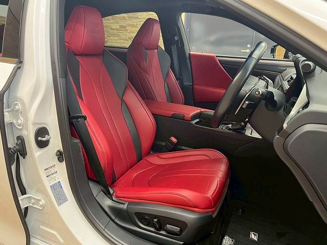 【赤レザーシート】ならではの高級感あふれる内装がこたわりのアイテム。見た目の高級感とより上質な座り心地をお楽しみください。