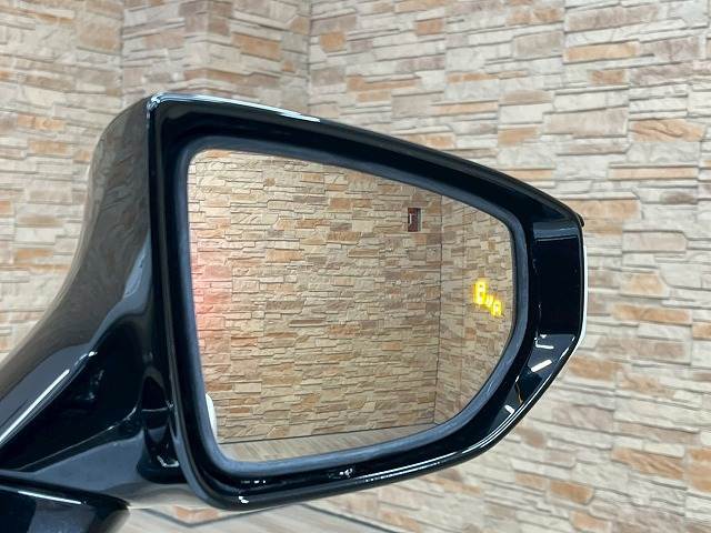 【ブラインドスポットモニター（BSM）】車線変更時に車両後方から来る車両を検知し安全をサポートする装置です。