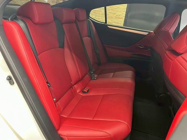 セカンドシートは大人二人が乗っても十分なスペースが確保されております。