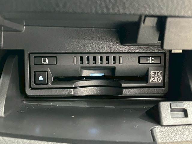 【ETC車載器】を装備しておりますので、ご納車直後からの遠距離ドライブも可能です。土日の利用料金の割引や、朝夕の通行料金を割引料金で高速道路をお楽しみいただけます。