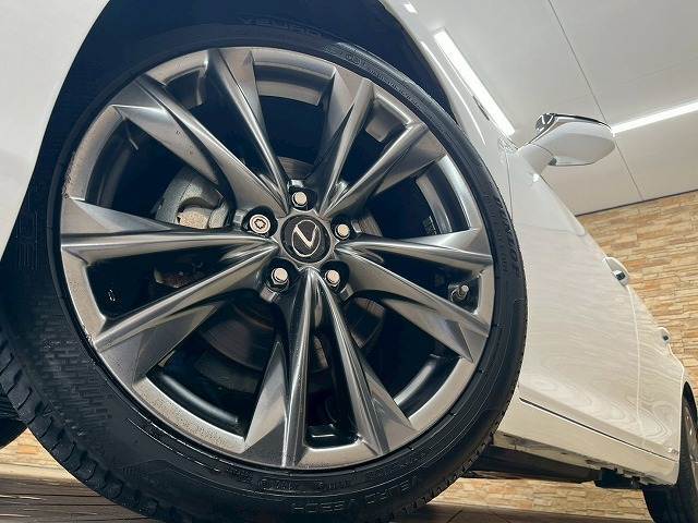 純正19インチアルミを装備！各種アルミホイール・タイヤカスタムもご相談下さい。