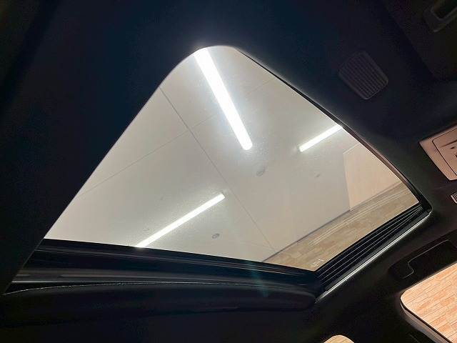 開放感のある人気アイテムの【サンルーフ】搭載。