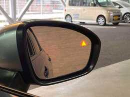 【ブラインドスポットモニター】搭載しております。隣の車線を走る車両をレーダーで検知し、死角エリアの車両の存在をお知らせし