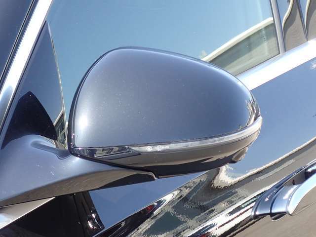 【LED内蔵ウィンカー】LEDとクロームの先進的なコントラストのミラーデザインに加え、後退時助手席側のミラーが自動で下方を向くリバースポジション機能も備えており実用性も兼ね備えています。