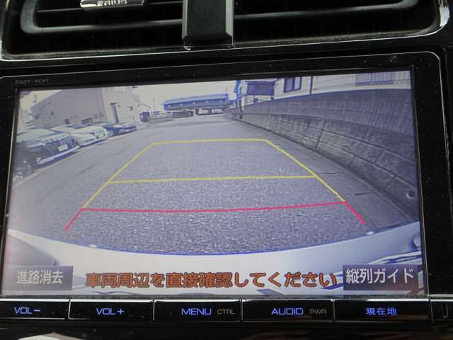 バックモニターが装着されておりレンズも曇りなく綺麗に映ります。