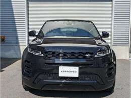 渡河時における水の侵入を防ぐため、一枚のアルミニウムでエンジンルームを包み込むように造られるクラムシェルボンネット。本格4WDとしての高い性能を持つLAND　ROVERシリーズならではの工夫です。