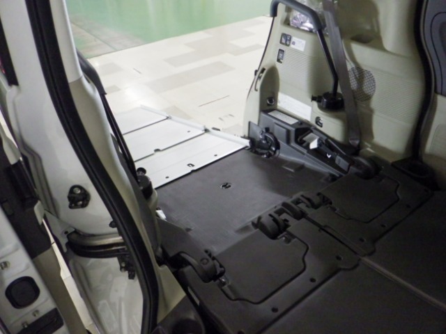 【車椅子仕様車】車椅子に乗ったまま乗り降り出来る、アルミスロープ付きです。