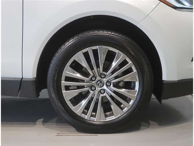 純正のアルミホイール装着車です。タイヤサイズは225/55R19です。
