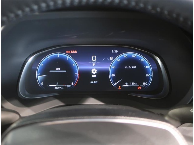 メーター中央には、マルチインフォメーションディスプレイを塔載しています。運転をサポートする情報を表示してくれます☆