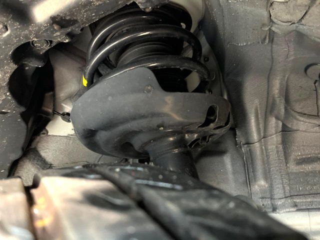 お車を安心してお乗りいただく為には、足回りの定期点検が欠かせません。サービスサポート（有償保証）では無料点検もご提供しており、安心のカーライフをお過ごしいただけるサポート体制が整っています。