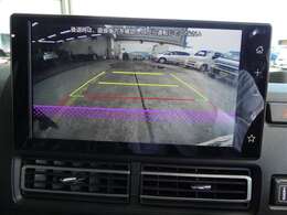 リアカメラが装備されており、後方の安全確認はもちろんのこと狭い場所での駐車や雨の日・夜間など視界の悪いコンディションでのストレスの軽減にもなります。