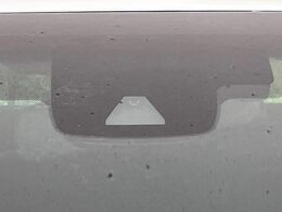 【トヨタセーフティセンス】走行中に前方の車両等を認識し、衝突しそうな時は警報とブレーキで衝突回避と被害軽減をアシスト。より安全にドライブをお楽しみいただけます。