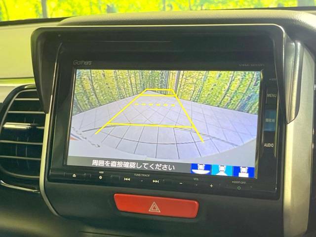 【バックカメラ】駐車時に後方がリアルタイム映像で確認できます。大型商業施設や立体駐車場での駐車時や、夜間のバック時に大活躍！運転スキルに関わらず、今や必須となった装備のひとつです！