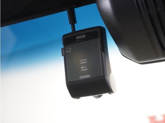 ◆ドライブレコーダー◆映像・音声などを記録する自動車用の装置です。　もしもの事故の際の記録はもちろん、旅行の際の思い出としてドライブの映像を楽しむことができます。