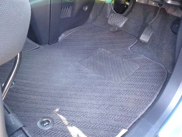 フロアマットもキレイな状態となっております♪ご納車前にも徹底的に洗浄・掃除した後ご納車させて頂きます♪