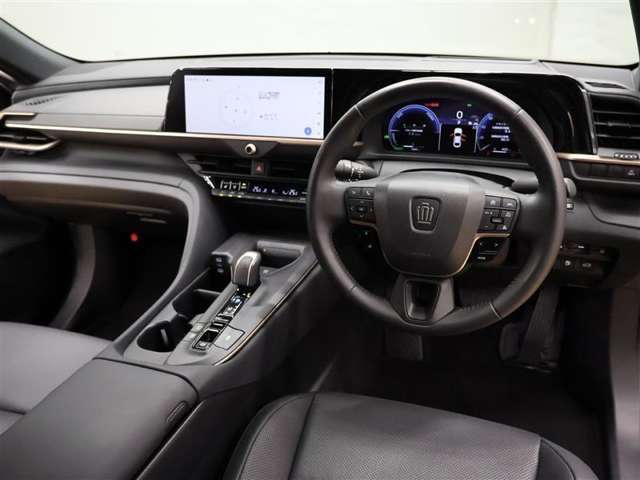 落ち着いた色使いの運転席周り。上品な色使いで飽きの来ないスッキリとしたデザインがいいですね。当たり前ですけど運転する上で長く居るのが運転席、リラックスできるデザインがいいです。