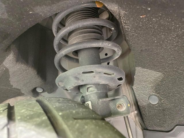 お車を安心してお乗りいただく為には、足回りの定期点検が欠かせません。サービスサポート（有償保証）では無料点検もご提供しており、安心のカーライフをお過ごしいただけるサポート体制が整っています。