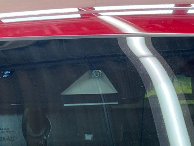 【ホンダセンシング】走行中に前方の車両等を認識し、衝突しそうな時は警報とブレーキで衝突回避と被害軽減をアシスト。より安全にドライブをお楽しみいただけます。