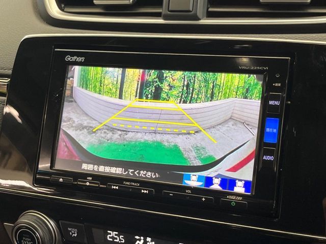 【バックカメラ】駐車時に後方がリアルタイム映像で確認できます。大型商業施設や立体駐車場での駐車時や、夜間のバック時に大活躍！運転スキルに関わらず、今や必須となった装備のひとつです！