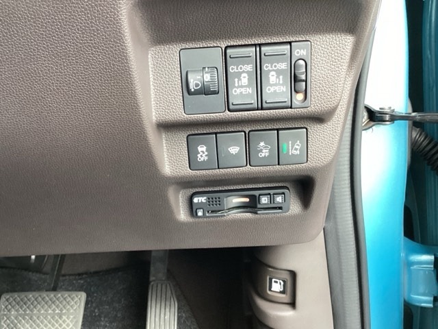 自社整備工場で点検整備をおこなってからお渡ししています。車検が残っている場合は『12ヶ月点検整備』を、車検整備付きの場合は『車検整備』をおこないます。整備費用は車両本体価格に含まれています。
