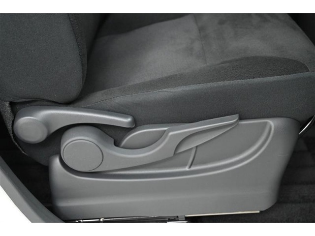 運転席にはリクライニング＋シート上下アジャスターレバーを装備。