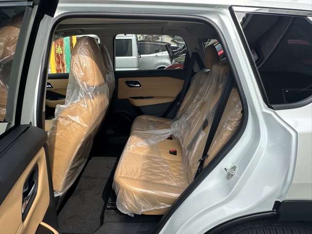★5年間新車保障★初度登録から5年間の新車保証が含まれています。長期間、安心してお乗り頂けます！保障費用は支払総額に含まれています！遠方のお客様は保証継承後、お近くのディーラーにて保証が受けられます！