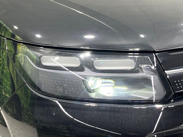【LEDヘッドライト】悪天候や夜間走行時も良好な視界を確保し安心して運転できる高輝度LEDヘッドライトを装備！点灯速度が早く、消費電力も抑えられています。