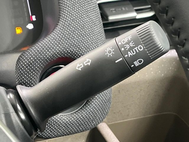 【オートライト】周りの明るさに応じて自動でヘッドライトの点灯・消灯ができる機能です！ライトの付け忘れ・消し忘れなどが無くなり、雨の日や夕方の走行も安心！トンネル通過時も便利ですね♪