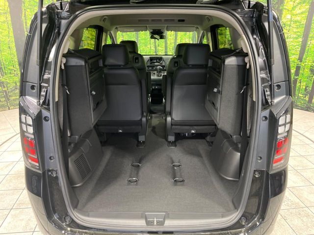 後席を格納すると、これだけの広さが！シーンに合わせたシートアレンジで、大きな荷物も積むことが出来ます♪