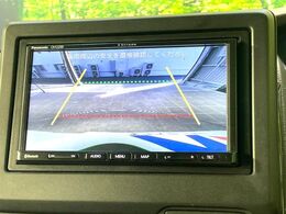 【バックカメラ】駐車時に後方がリアルタイム映像で確認できます。大型商業施設や立体駐車場での駐車時や、夜間のバック時に大活躍！運転スキルに関わらず、今や必須となった装備のひとつです！