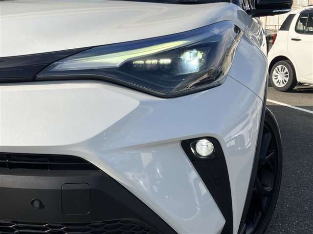 LEDヘッドライトです。デザイン性がよくとても明るいので、夜間の走行や悪天候でも安心です。しかも長寿命！
