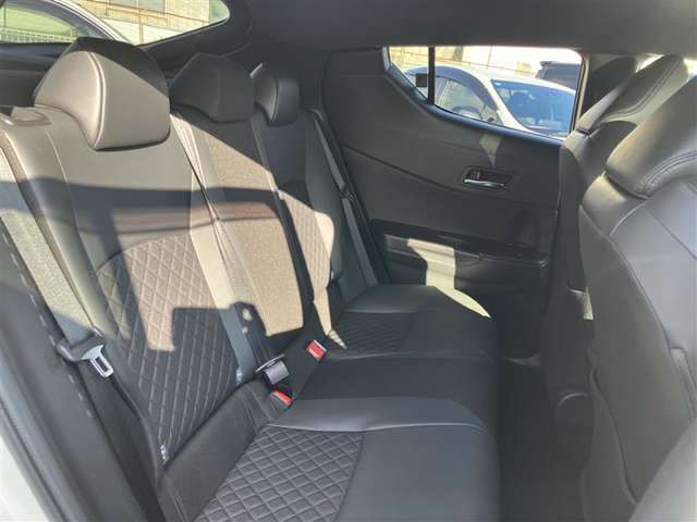 ゆとりある広々とした車内空間は、ドライブを始め買い物やレジャーなど、幅広く活躍します。一人でもみんなとでもお出かけを楽しみましょう！