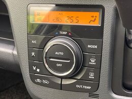 【オートエアコン】一度お好みの温度に設定すれば、車内の温度を検知し風量や温度を自動で調整。暑い…寒い…と何度もスイッチ操作をする必要はありません。快適な車内空間には必須の機能ですね♪