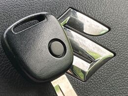 【キーレス】少し離れた場所からでもボタン一つでドアの開錠・施錠ができるのでとっても便利！ドアの鍵穴周りに傷をつけることもありません♪