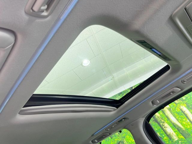 【サンルーフ】開放感たっぷりの希少装備、サンルーフが装着されています！車内に明かりを取り入れたり景色を楽しむ以外にも、車内の空気も簡単に換気できて快適です！