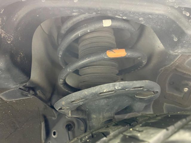 お車を安心してお乗りいただく為には、足回りの定期点検が欠かせません。サービスサポート（有償保証）では無料点検もご提供しており、安心のカーライフをお過ごしいただけるサポート体制が整っています。