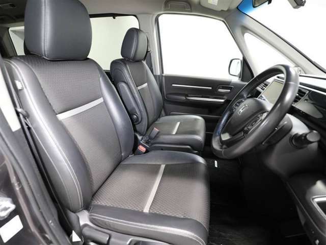 ゆったり室内で運転もしやすいです♪使い勝手の良い配置も考えられています！！
