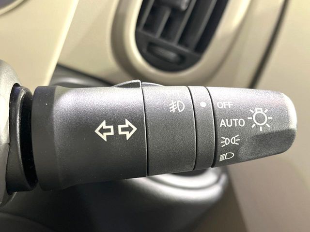 【オートライト】周りの明るさに応じて自動でヘッドライトの点灯・消灯ができる機能です！ライトの付け忘れ・消し忘れなどが無くなり、雨の日や夕方の走行も安心！トンネル通過時も便利ですね♪