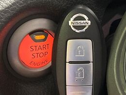 【インテリジェントキー】カバンやポケットに入れたままでもドアの施錠・解錠が可能なスマートキーを装備。エンジンのオン・オフ時もカギを取り出す必要が無いからとっても便利です♪