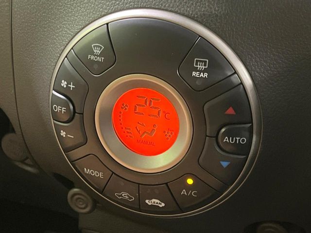 【オートエアコン】一度お好みの温度に設定すれば、車内の温度を検知し風量や温度を自動で調整。暑い…寒い…と何度もスイッチ操作をする必要はありません。快適な車内空間には必須の機能ですね♪