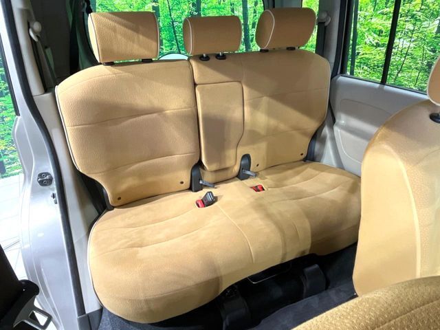 後部座席も気になるようなキズ・汚れやへたり等、大きなダメージはなく、良好な状態です。